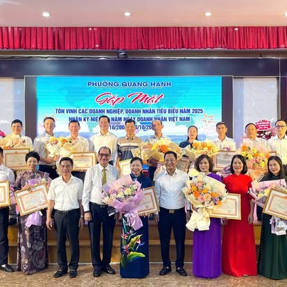 Phát triển phường Quang Hanh trở thành trung tâm du lịch, dịch vụ, thương mại chất lượng cao, đẳng cấp quốc tế- Ảnh 4. Phát triển phường Quang Hanh trở thành trung tâm du lịch, dịch vụ, thương mại chất lượng cao, đẳng cấp quốc tế- Ảnh 4.