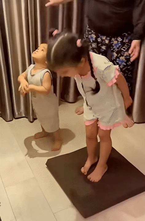 
Con g&aacute;i lớn bật kh&oacute;c m&aacute;ch mẹ v&igrave; bị em tr&ecirc;u, mẹ V&otilde; Hạ Tr&acirc;m xử l&yacute; theo c&aacute;ch kh&ocirc;ng ai ngờ tới- Ảnh 4.