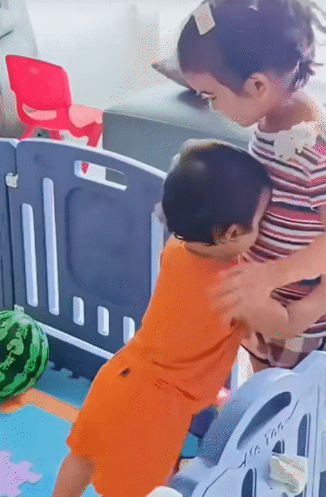 
Con g&aacute;i lớn bật kh&oacute;c m&aacute;ch mẹ v&igrave; bị em tr&ecirc;u, mẹ V&otilde; Hạ Tr&acirc;m xử l&yacute; theo c&aacute;ch kh&ocirc;ng ai ngờ tới- Ảnh 10.