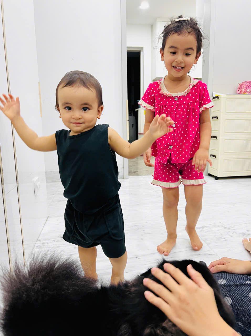 
Con g&aacute;i lớn bật kh&oacute;c m&aacute;ch mẹ v&igrave; bị em tr&ecirc;u, mẹ V&otilde; Hạ Tr&acirc;m xử l&yacute; theo c&aacute;ch kh&ocirc;ng ai ngờ tới- Ảnh 8.