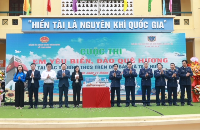 Bồi đắp tri thức, khơi dậy t&igrave;nh y&ecirc;u biển, đảo cho học sinh x&atilde; Tam Hưng- Ảnh 1.