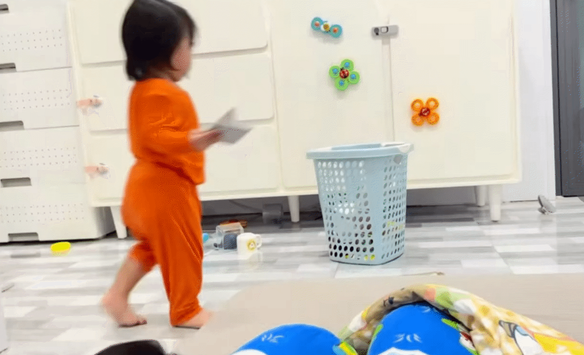 Từng bị soi xem TV nhiều n&ecirc;n "chậm lớn", ba b&aacute;nh b&egrave;o D&acirc;u - Kem - Sữa giờ lớn bổng, tự x&uacute;c cơm gọn g&agrave;ng, c&ograve;n biết  "diễn s&acirc;u" để trốn uống thuốc- Ảnh 11.