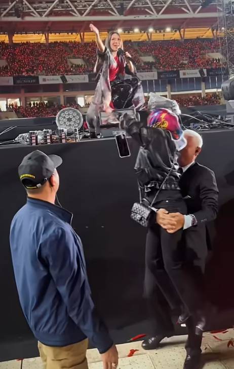 Vệ sĩ t&oacute;c bạc U65 của Mỹ T&acirc;m nhấc bổng một người ngay trong show- Ảnh 2.