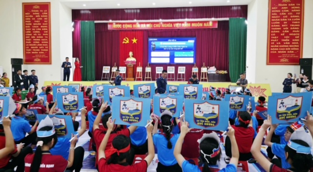 Thắp s&aacute;ng t&igrave;nh y&ecirc;u biển, đảo trong l&ograve;ng học sinh xứ Nghệ- Ảnh 2.