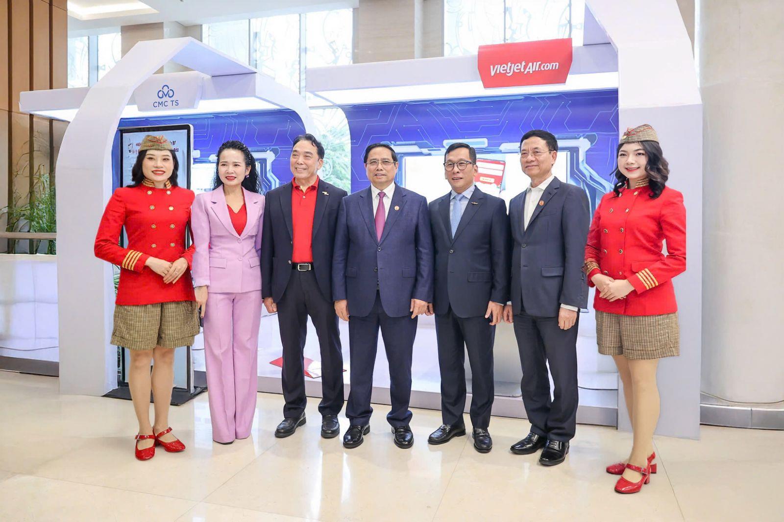 Vietjet nhận Bằng khen của Thủ tướng Ch&iacute;nh phủ với th&agrave;nh t&iacute;ch triển khai ứng dụng sinh trắc học trong l&agrave;m thủ tục bay to&agrave;n tr&igrave;nh- Ảnh 2.