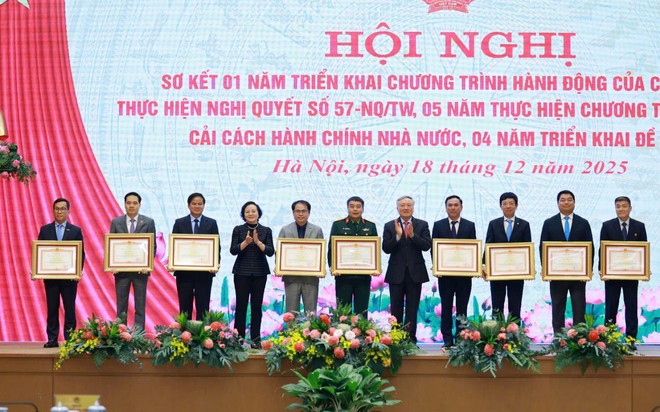 Vietjet nhận Bằng khen của Thủ tướng Ch&iacute;nh phủ với th&agrave;nh t&iacute;ch triển khai ứng dụng sinh trắc học trong l&agrave;m thủ tục bay to&agrave;n tr&igrave;nh- Ảnh 1.