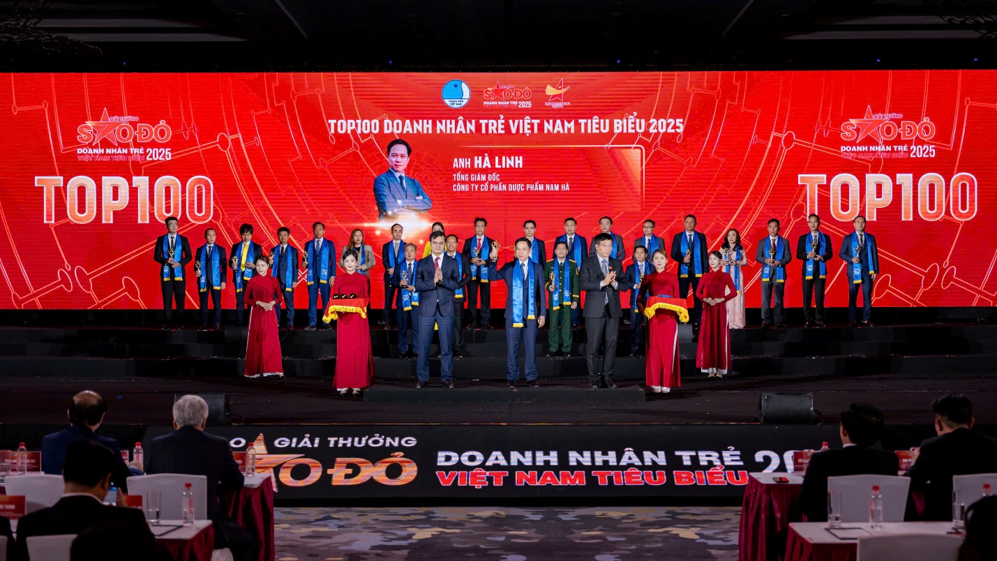 Tổng Giám đốc Dược Nam Hà được vinh danh Doanh nhân trẻ Việt Nam tiêu biểu 2025- Ảnh 1. A group of people on a stage Description automatically generated