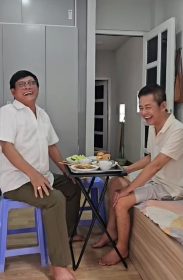 Bạn th&acirc;n bay từ H&agrave; Nội v&agrave;o thăm Tấn Beo bệnh nặng: "T&ocirc;i buồn, t&ocirc;i tức"- Ảnh 1.