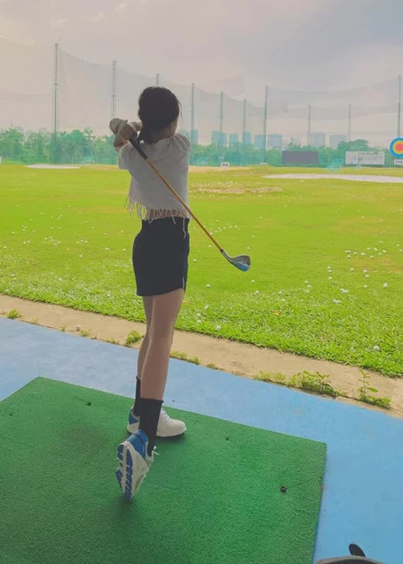 Giấu mặt suốt 12 năm, &aacute;i nữ nh&agrave; Thủy Ti&ecirc;n - C&ocirc;ng Vinh nay lớn bổng, ra d&aacute;ng thiếu nữ: Nh&igrave;n đ&ocirc;i ch&acirc;n m&agrave; ai cũng trầm trồ- Ảnh 6.