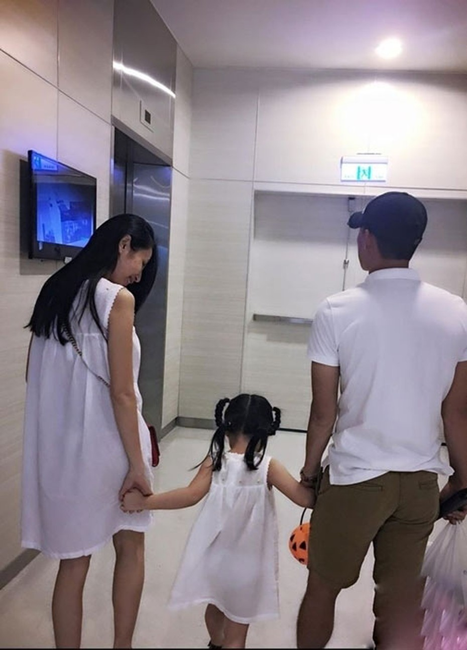 Giấu mặt suốt 12 năm, &aacute;i nữ nh&agrave; Thủy Ti&ecirc;n - C&ocirc;ng Vinh nay lớn bổng, ra d&aacute;ng thiếu nữ: Nh&igrave;n đ&ocirc;i ch&acirc;n m&agrave; ai cũng trầm trồ- Ảnh 2.