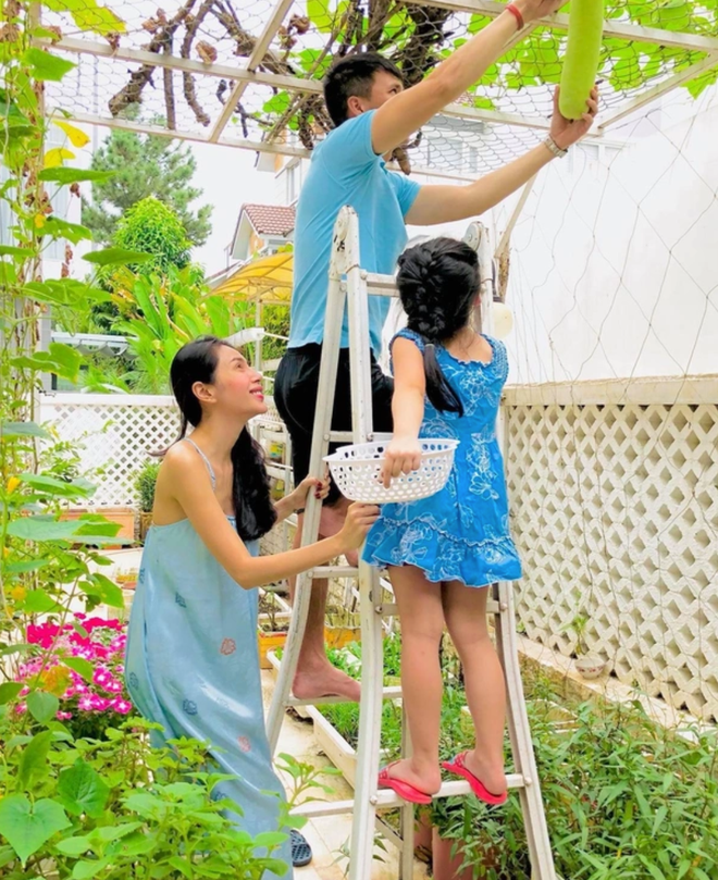 Giấu mặt suốt 12 năm, &aacute;i nữ nh&agrave; Thủy Ti&ecirc;n - C&ocirc;ng Vinh nay lớn bổng, ra d&aacute;ng thiếu nữ: Nh&igrave;n đ&ocirc;i ch&acirc;n m&agrave; ai cũng trầm trồ- Ảnh 1.