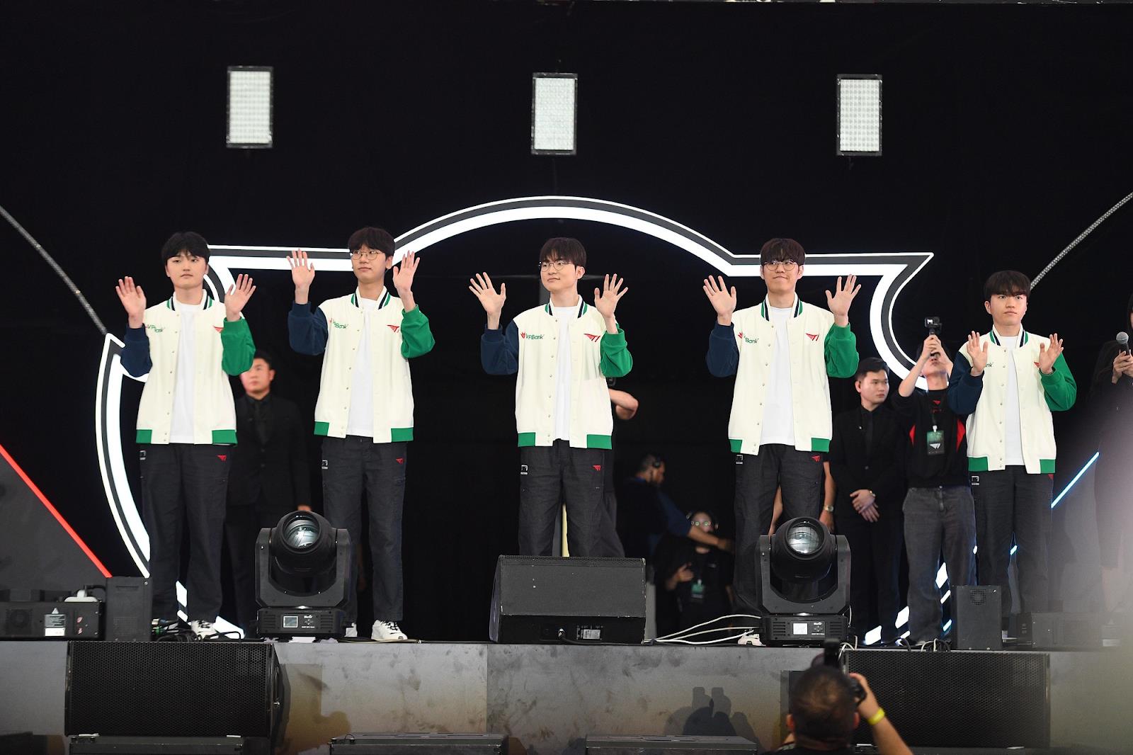 M&agrave;n h&igrave;nh Samsung Odyssey bất ngờ được ch&uacute; &yacute; sau trận đấu của T1 v&agrave; All-Star Việt Nam- Ảnh 1.