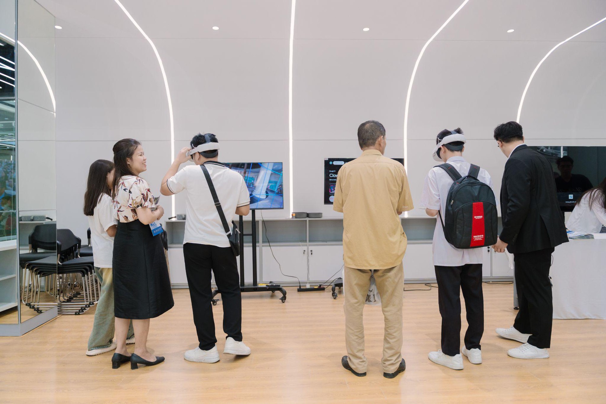 Kh&aacute;m ph&aacute; kh&ocirc;ng gian đậm m&agrave;u sắc c&ocirc;ng nghệ của Asia Vietnam tại H&agrave; Nội- Ảnh 4.