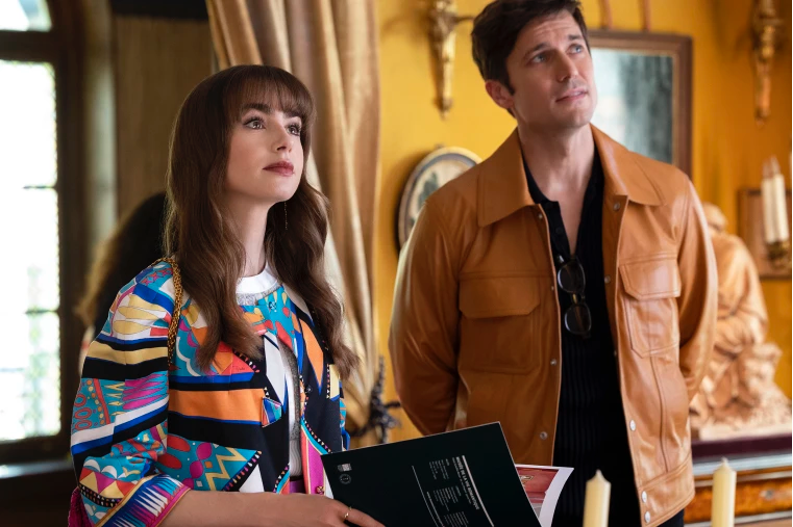 H&agrave;nh tr&igrave;nh t&igrave;nh &aacute;i của Emily Cooper: Những "b&oacute;ng hồng" qua 4 m&ugrave;a phim Emily In Paris- Ảnh 1.