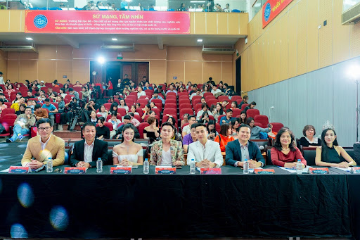 Hoa hậu Trần Di Linh - Đại sứ Tạp ch&iacute; Thanh ni&ecirc;n l&agrave; Trưởng Ban gi&aacute;m khảo N&eacute;t đẹp Sinh vi&ecirc;n Việt Nam- Ảnh 2.