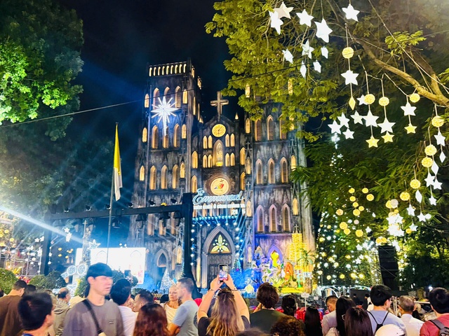 Rộn r&agrave;ng kh&ocirc;ng kh&iacute; đ&oacute;n Gi&aacute;ng sinh tại H&agrave; Nội- Ảnh 3.