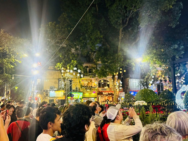 Rộn r&agrave;ng kh&ocirc;ng kh&iacute; đ&oacute;n Gi&aacute;ng sinh tại H&agrave; Nội- Ảnh 4.