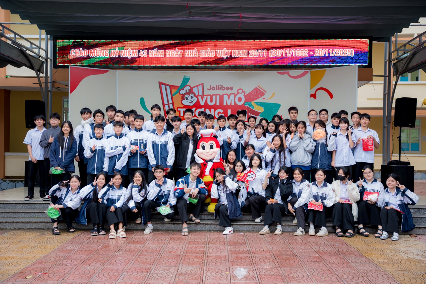 Vui Mở Tương Lai do Jollibee Việt Nam tổ chức tiếp cận hơn 493.737 học sinh THPT- Ảnh 1.