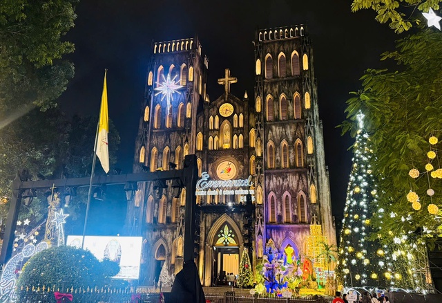 Rộn r&agrave;ng kh&ocirc;ng kh&iacute; đ&oacute;n Gi&aacute;ng sinh tại H&agrave; Nội- Ảnh 2.