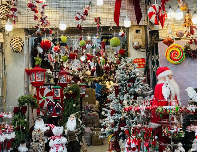 Rộn r&agrave;ng kh&ocirc;ng kh&iacute; đ&oacute;n Gi&aacute;ng sinh tại H&agrave; Nội- Ảnh 11.