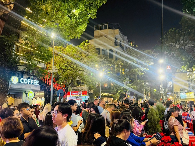 Rộn r&agrave;ng kh&ocirc;ng kh&iacute; đ&oacute;n Gi&aacute;ng sinh tại H&agrave; Nội- Ảnh 6.