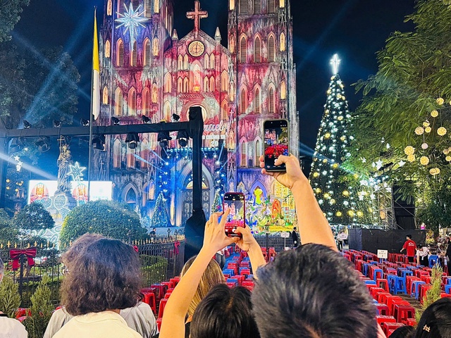 Rộn r&agrave;ng kh&ocirc;ng kh&iacute; đ&oacute;n Gi&aacute;ng sinh tại H&agrave; Nội- Ảnh 5.