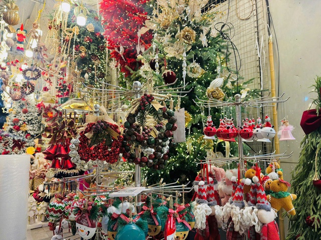 Rộn r&agrave;ng kh&ocirc;ng kh&iacute; đ&oacute;n Gi&aacute;ng sinh tại H&agrave; Nội- Ảnh 7.