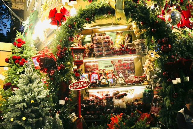 Rộn r&agrave;ng kh&ocirc;ng kh&iacute; đ&oacute;n Gi&aacute;ng sinh tại H&agrave; Nội- Ảnh 10.