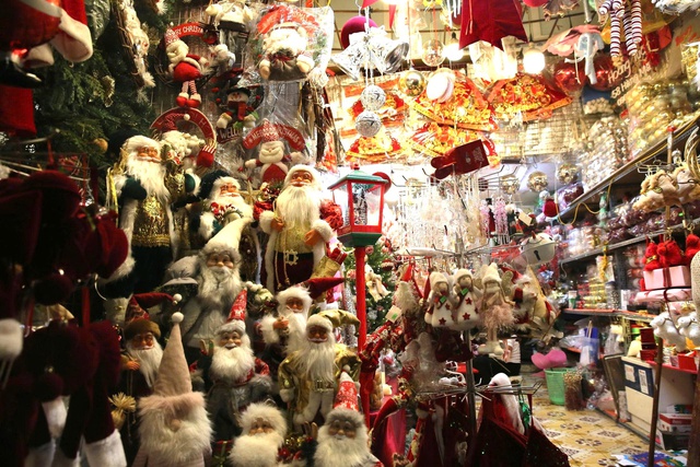 Rộn r&agrave;ng kh&ocirc;ng kh&iacute; đ&oacute;n Gi&aacute;ng sinh tại H&agrave; Nội- Ảnh 9.