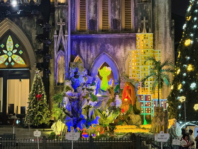 Rộn r&agrave;ng kh&ocirc;ng kh&iacute; đ&oacute;n Gi&aacute;ng sinh tại H&agrave; Nội- Ảnh 1.