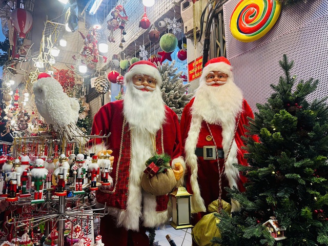 Rộn r&agrave;ng kh&ocirc;ng kh&iacute; đ&oacute;n Gi&aacute;ng sinh tại H&agrave; Nội- Ảnh 8.