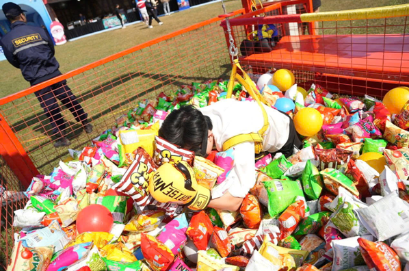 Đ&ocirc;ng đ&uacute;c đủ đầy: Lễ hội m&ugrave;a đ&ocirc;ng đa trải nghiệm của H&agrave; Nội dịp cuối năm- Ảnh 3.