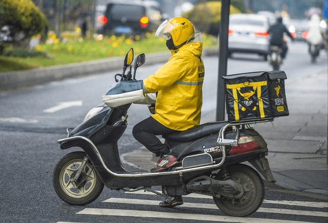 63 tuổi vẫn làm shipper kiếm tiền, người đàn ông bị khóa app vì lý do không ngờ- Ảnh 2. 63 tuổi vẫn làm shipper kiếm tiền, người đàn ông bị khóa app vì lý do không ngờ- Ảnh 2.