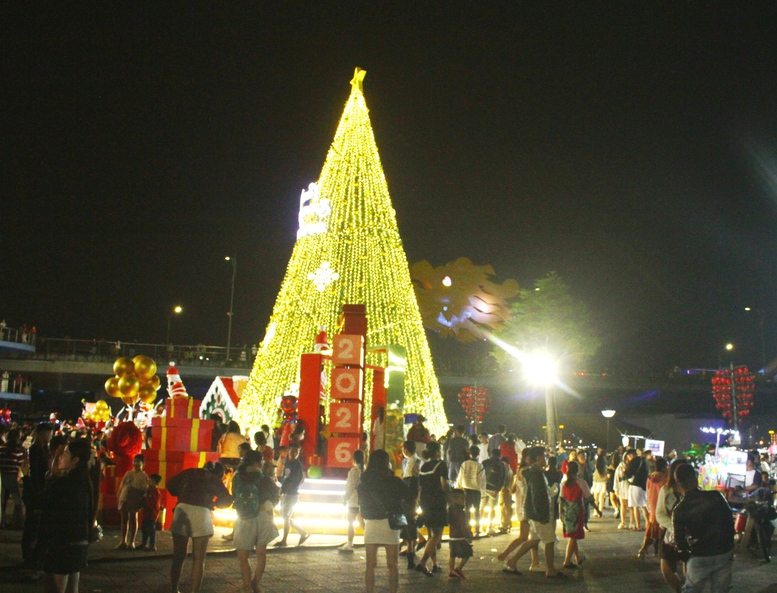 Rộn r&agrave;ng chuỗi lễ hội ch&agrave;o năm mới 2026 tại miền Trung- Ảnh 1.