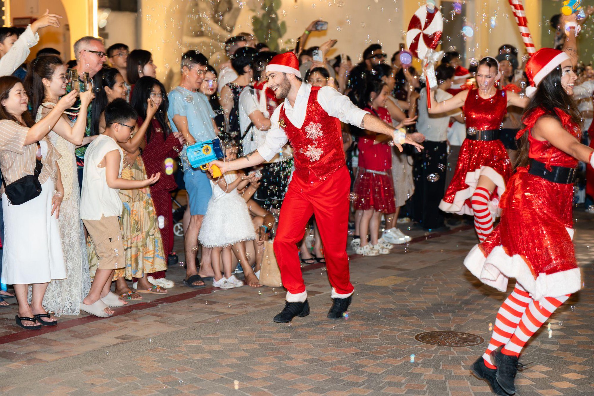 Thị trấn Ho&agrave;ng H&ocirc;n &ndash; Ph&uacute; Quốc bừng s&aacute;ng m&ugrave;a lễ hội: Điểm hẹn Countdown 2026 s&ocirc;i động bậc nhất Việt Nam- Ảnh 1.