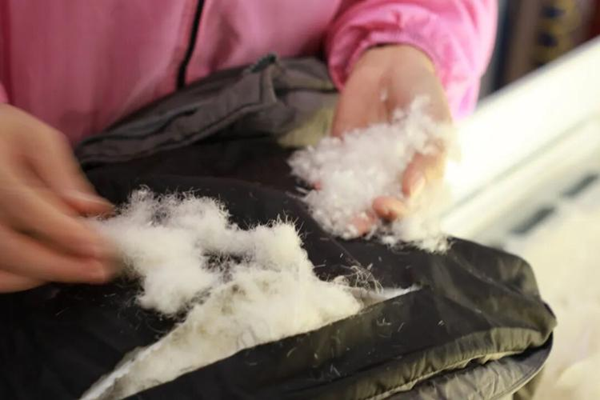 Mặc &aacute;o phao, người đ&agrave;n &ocirc;ng suy h&ocirc; hấp phải cấp cứu, b&aacute;c sĩ cảnh b&aacute;o: H&atilde;y cẩn thận với loại quần &aacute;o n&agrave;y!- Ảnh 1.