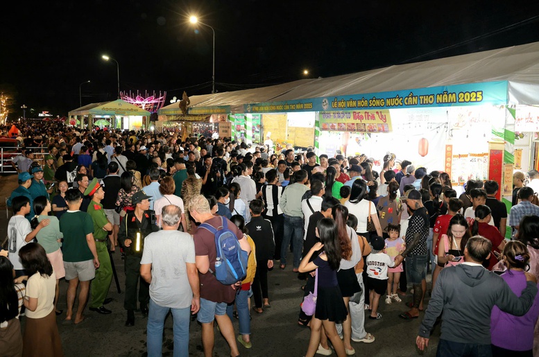 Cần Thơ rực rỡ 'Sắc m&agrave;u s&ocirc;ng nước'- Ảnh 2.