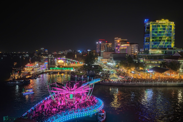 Cần Thơ rực rỡ 'Sắc m&agrave;u s&ocirc;ng nước'- Ảnh 1.