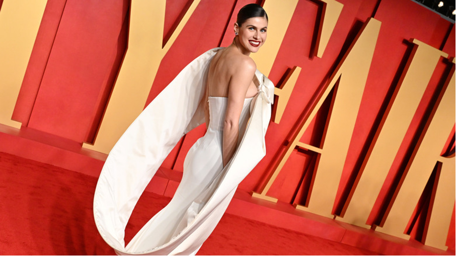 Alexandra Daddario: Từ "Nữ Thần" c&oacute; đ&ocirc;i mắt h&uacute;t hồn đến thủ lĩnh ph&ugrave; thủy Mayfair- Ảnh 2.