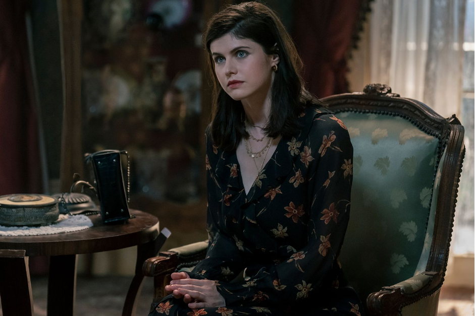 Alexandra Daddario: Từ "Nữ Thần" c&oacute; đ&ocirc;i mắt h&uacute;t hồn đến thủ lĩnh ph&ugrave; thủy Mayfair- Ảnh 1.