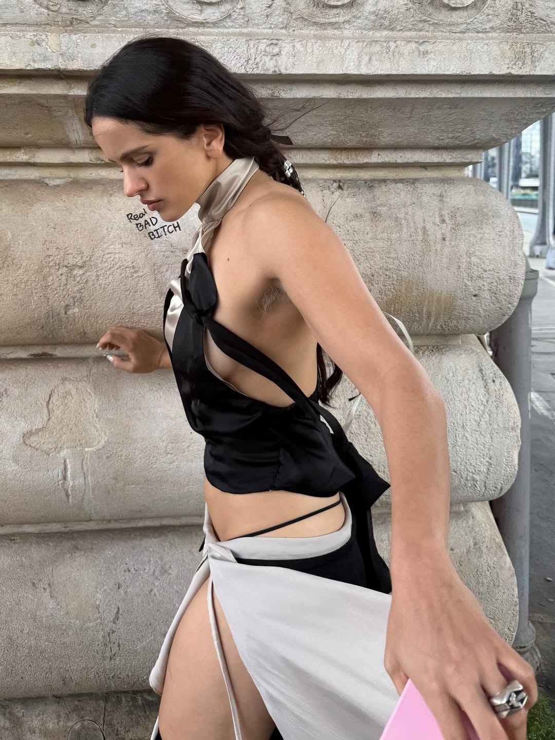 Nữ ca sĩ khoe lông nách trắng xoá, dân tình tranh cãi nảy lửa- Ảnh 2. Nữ ca sĩ khoe lông nách trắng xoá, dân tình tranh cãi nảy lửa- Ảnh 2.