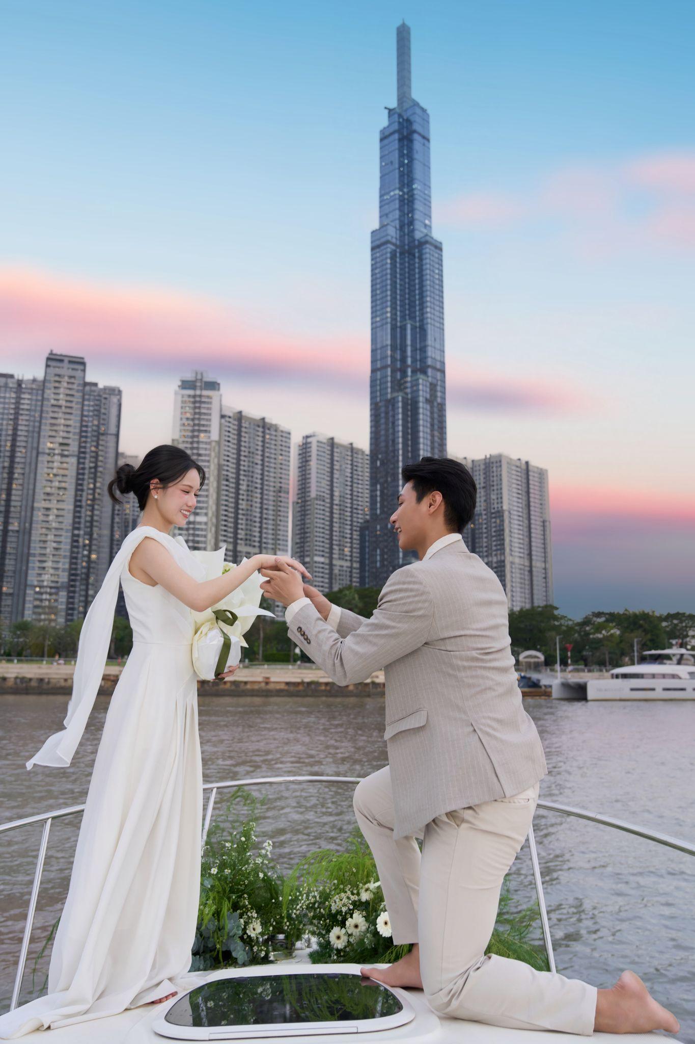 Cầu h&ocirc;n tr&ecirc;n du thuyền s&ocirc;ng S&agrave;i G&ograve;n: Xu hướng mới của giới trẻ TP.HCM- Ảnh 1.