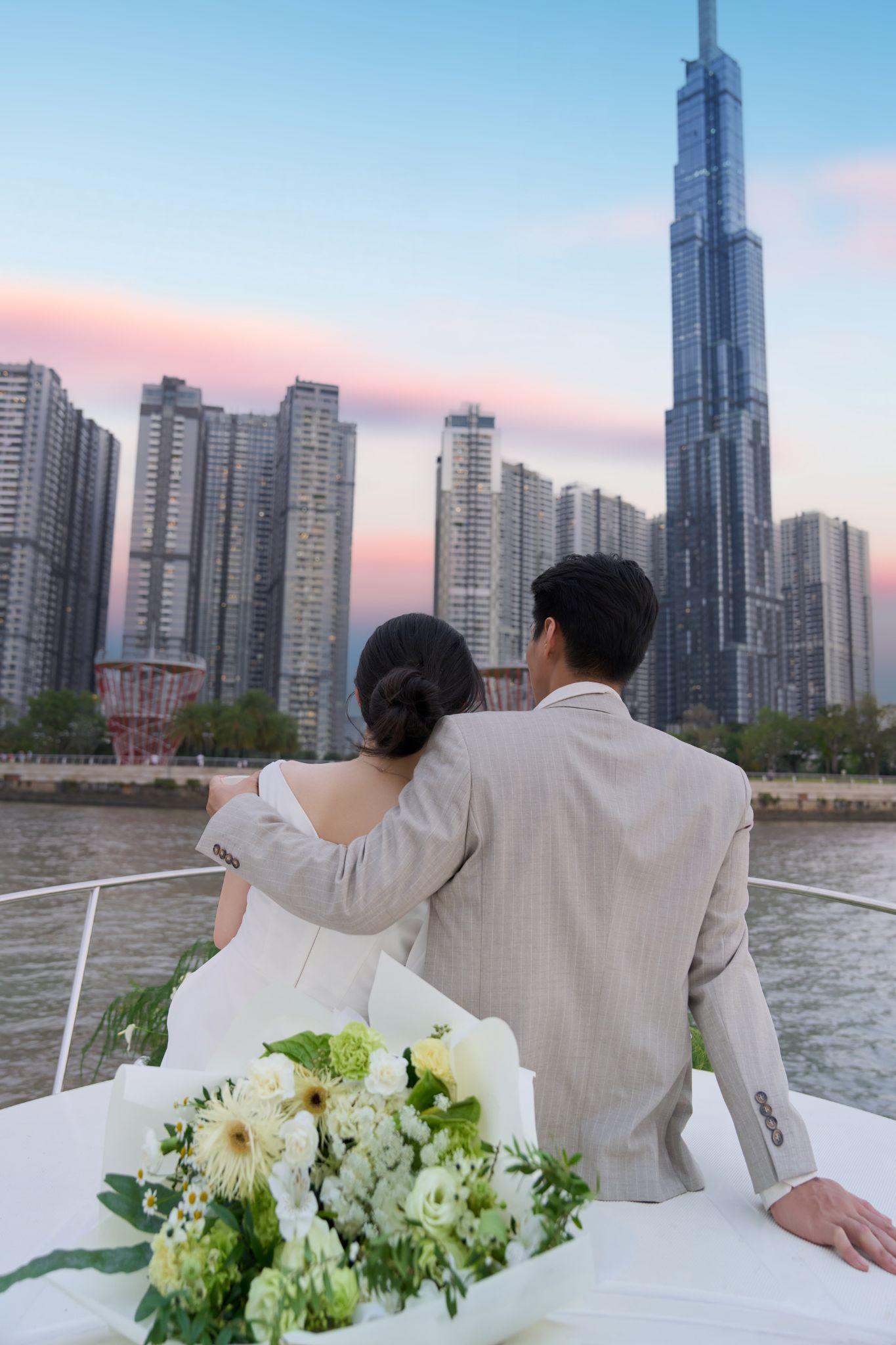 Cầu h&ocirc;n tr&ecirc;n du thuyền s&ocirc;ng S&agrave;i G&ograve;n: Xu hướng mới của giới trẻ TP.HCM- Ảnh 2.