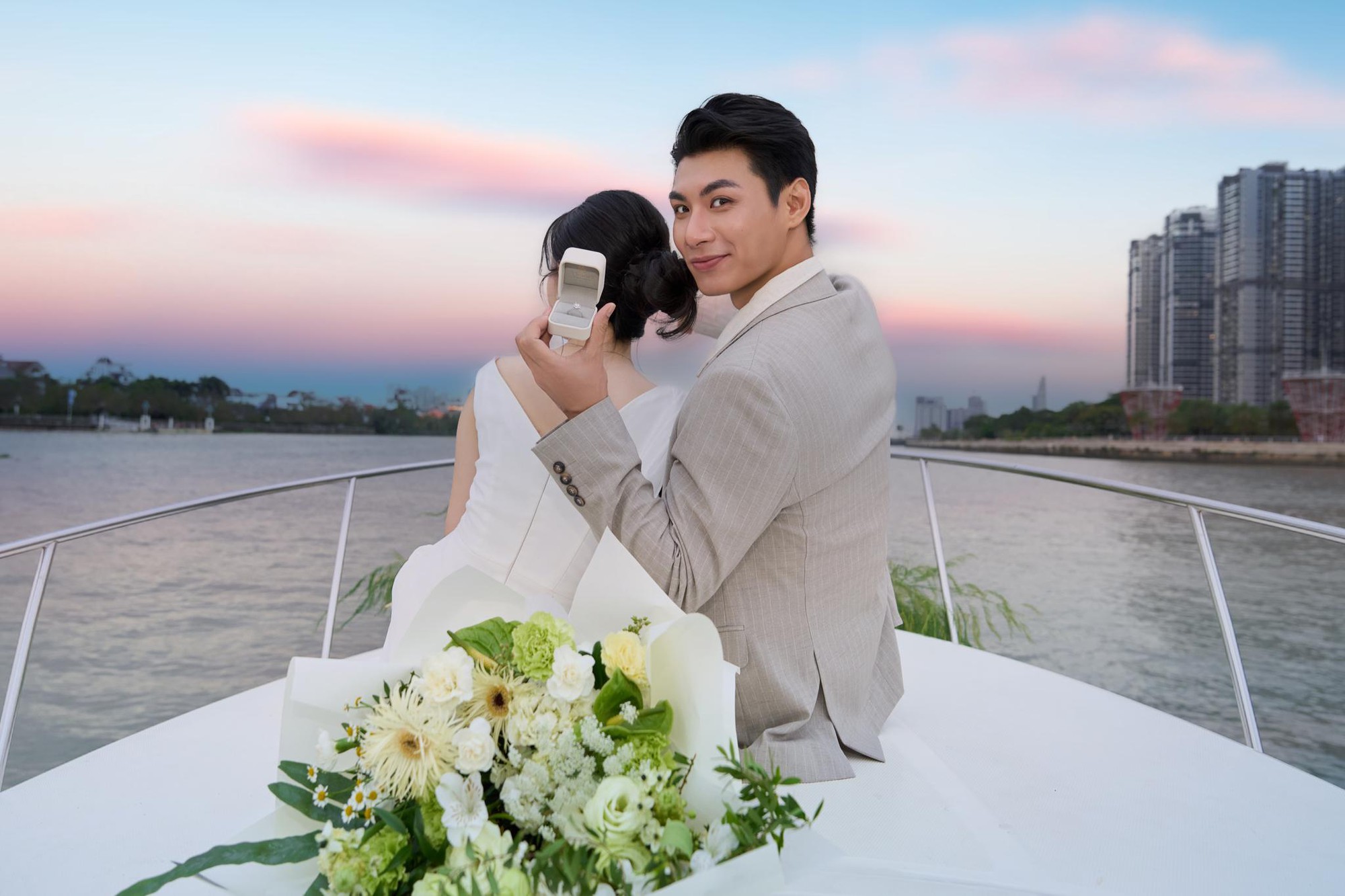 Cầu h&ocirc;n tr&ecirc;n du thuyền s&ocirc;ng S&agrave;i G&ograve;n: Xu hướng mới của giới trẻ TP.HCM- Ảnh 3.