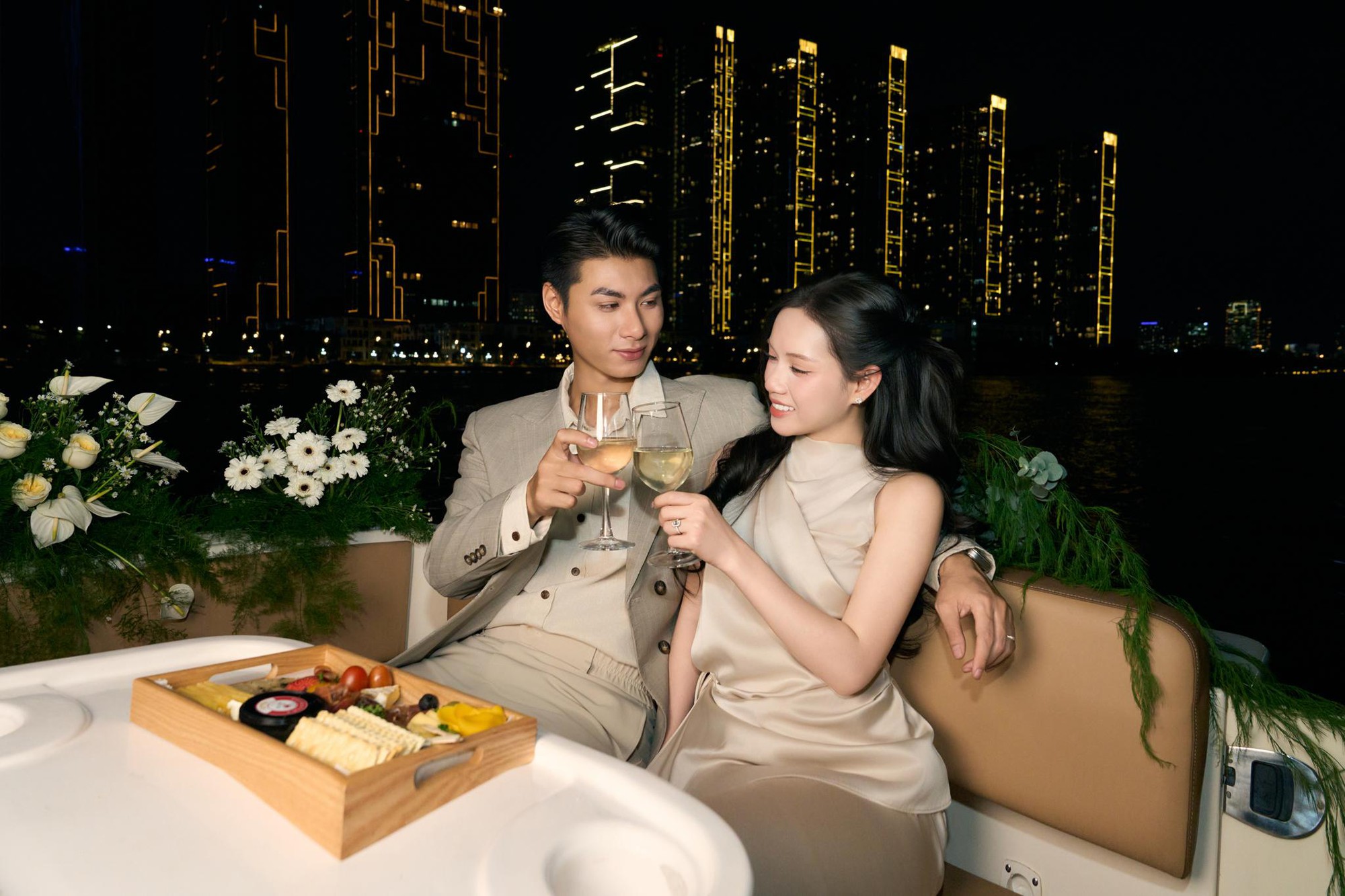 Cầu h&ocirc;n tr&ecirc;n du thuyền s&ocirc;ng S&agrave;i G&ograve;n: Xu hướng mới của giới trẻ TP.HCM- Ảnh 4.