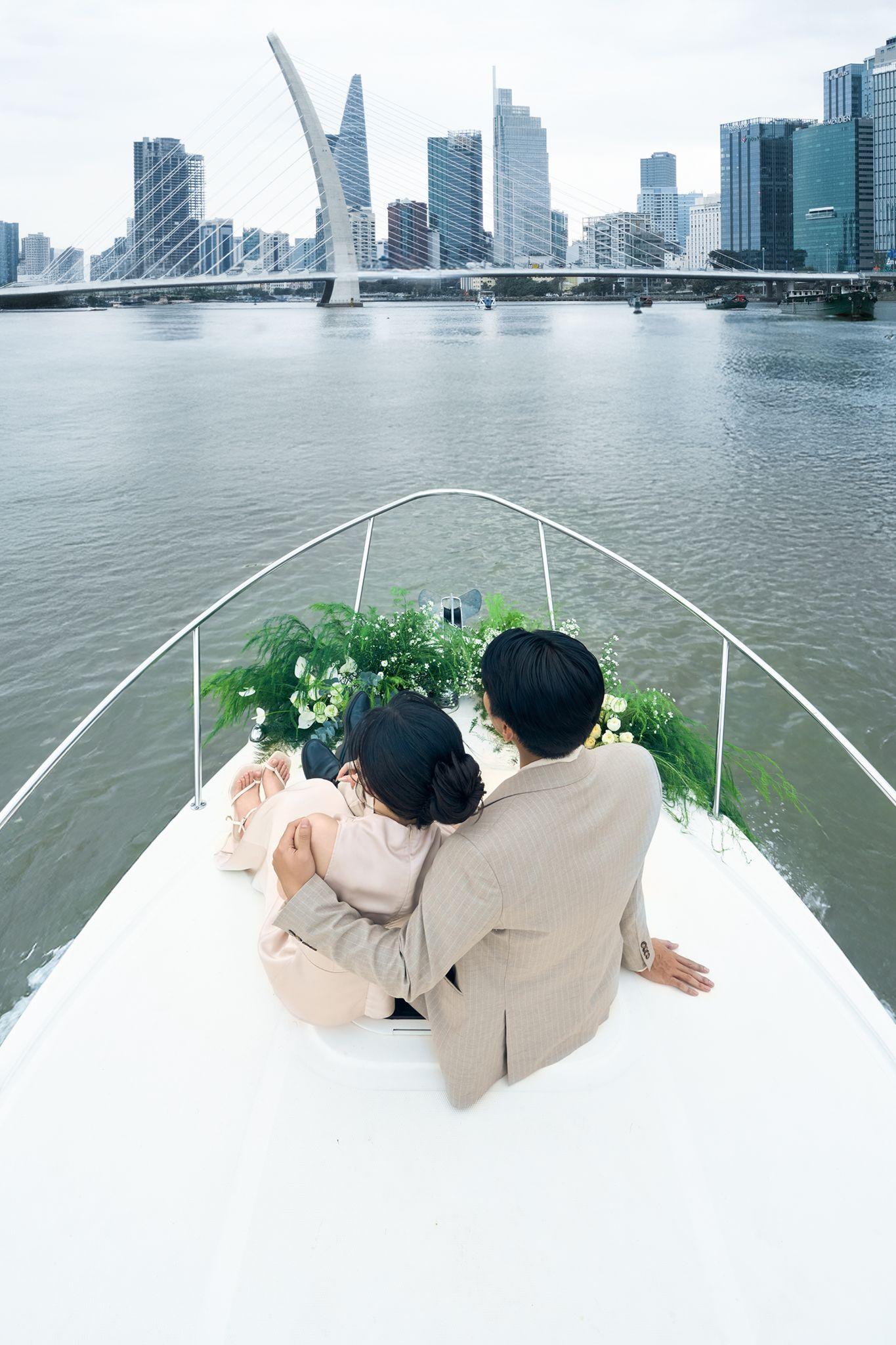 Cầu h&ocirc;n tr&ecirc;n du thuyền s&ocirc;ng S&agrave;i G&ograve;n: Xu hướng mới của giới trẻ TP.HCM- Ảnh 5.