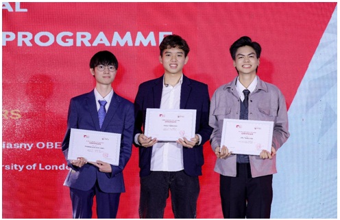 Từ trái qua: Trương Đức Anh Tuấn (top 1), Phạm Phan Anh (top 7) và Văn Tuấn Nam (top 10) thế giới của chương trình IFP. Từ trái qua: Trương Đức Anh Tuấn (top 1), Phạm Phan Anh (top 7) và Văn Tuấn Nam (top 10) thế giới của chương trình IFP.