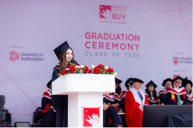 Lưu Khánh Ngọc đại diện sinh viên phát biểu trong Lễ tốt nghiệp BUV tháng 12/2025. Lưu Khánh Ngọc đại diện sinh viên phát biểu trong Lễ tốt nghiệp BUV tháng 12/2025.
