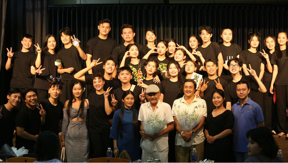 Khi cảm x&uacute;c l&agrave; "Ng&ocirc;i Sao" duy nhất: Đ&ecirc;m thăng hoa của lớp diễn vi&ecirc;n Trường Cao Đẳng Văn Ho&aacute; Nghệ Thuật TP.HCM- Ảnh 1.