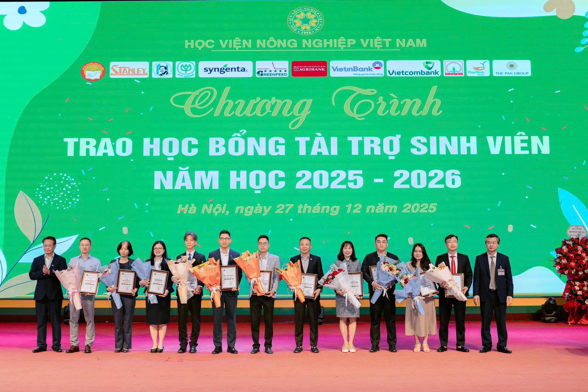Trao khoảng 1,3 tỷ đồng học bổng cho gần 300 sinh vi&ecirc;n Học viện N&ocirc;ng nghiệp Việt Nam- Ảnh 2.